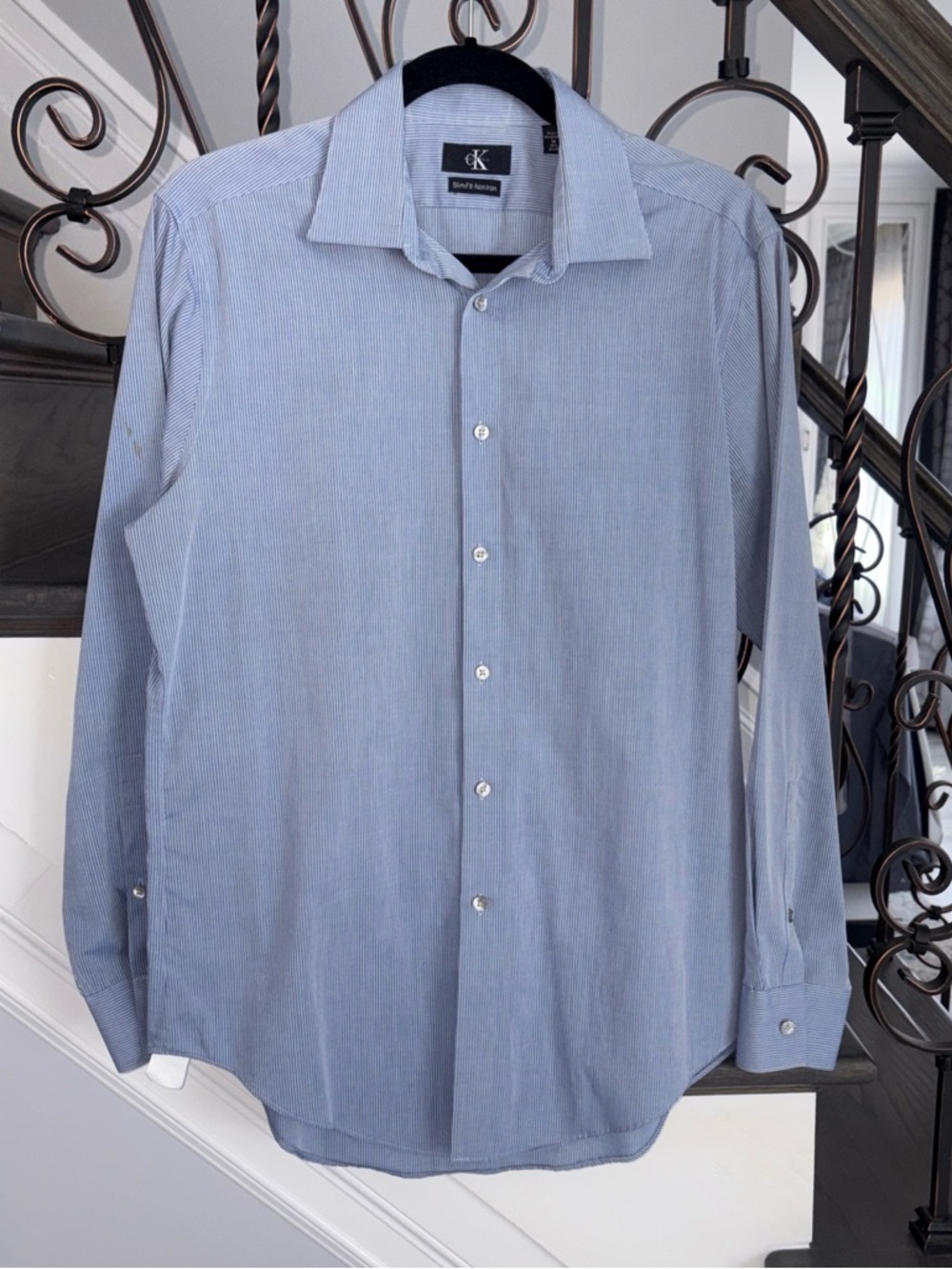 Calvin Klein Men’s Blue Pinstripe SlimFit NonIron Dress Shirt Size M